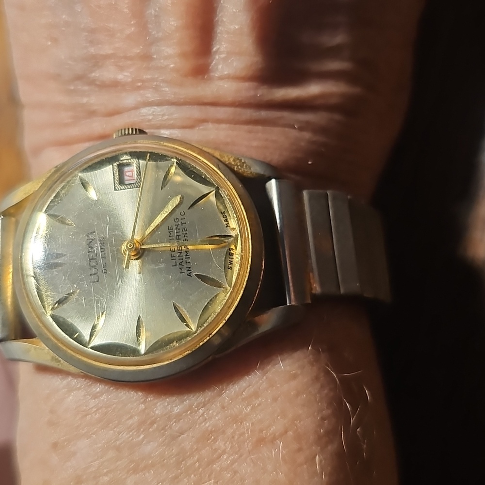 Lucerna De Luxe Wrist Watch With Lifetime Main Spring